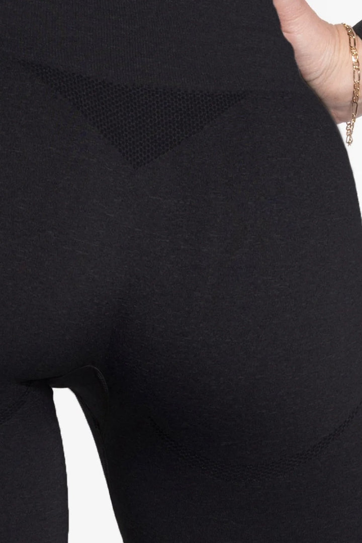 Back detail of GATTA Active Seamless Leggings 01 melange graphite – supportive ribbed panels
