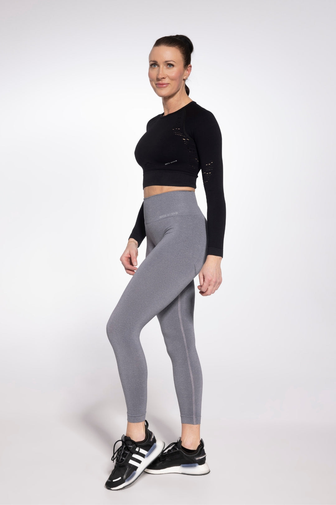 Side view of GATTA Active Seamless Leggings 01 melange gray – slim silhouette, sculpting fit
