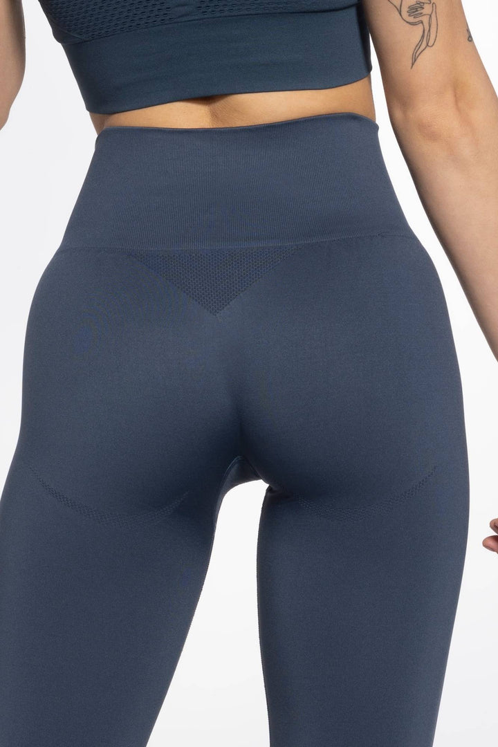 Back detail of GATTA Active Seamless Leggings gibraltar sea – ribbed texture and seamless finish
