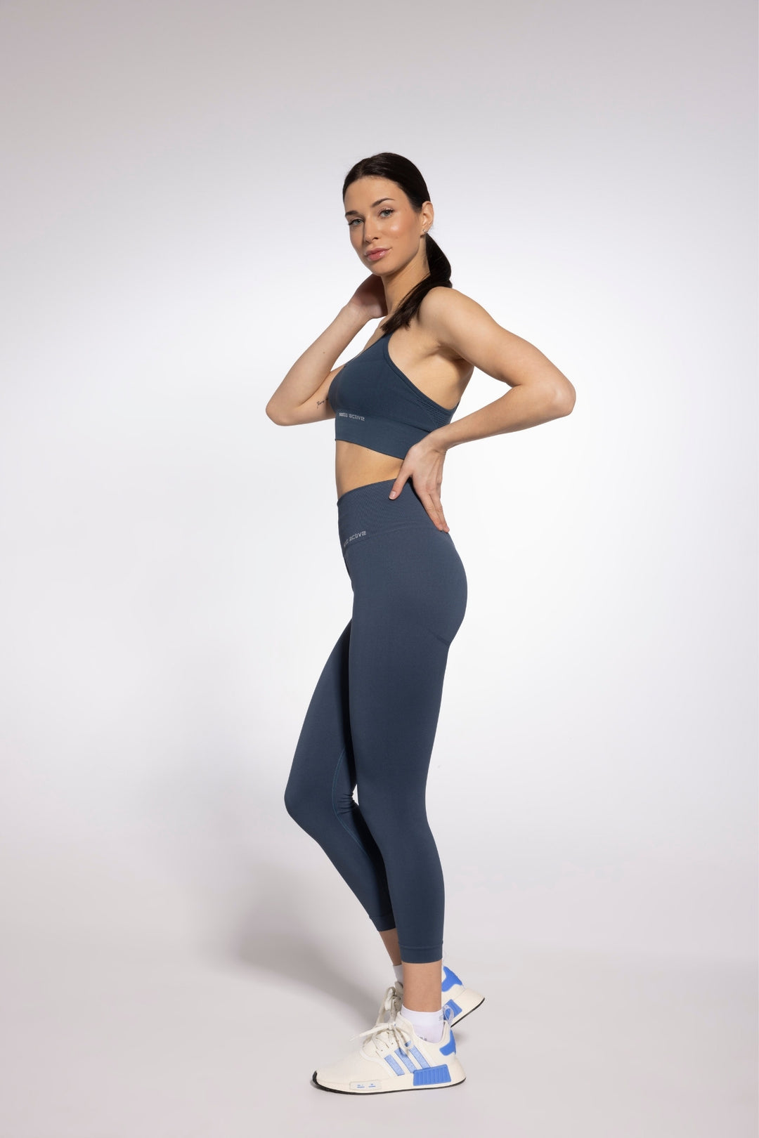 Side view of GATTA Active Seamless Sport Leggings gibraltar sea – slim silhouette, high-rise waist
