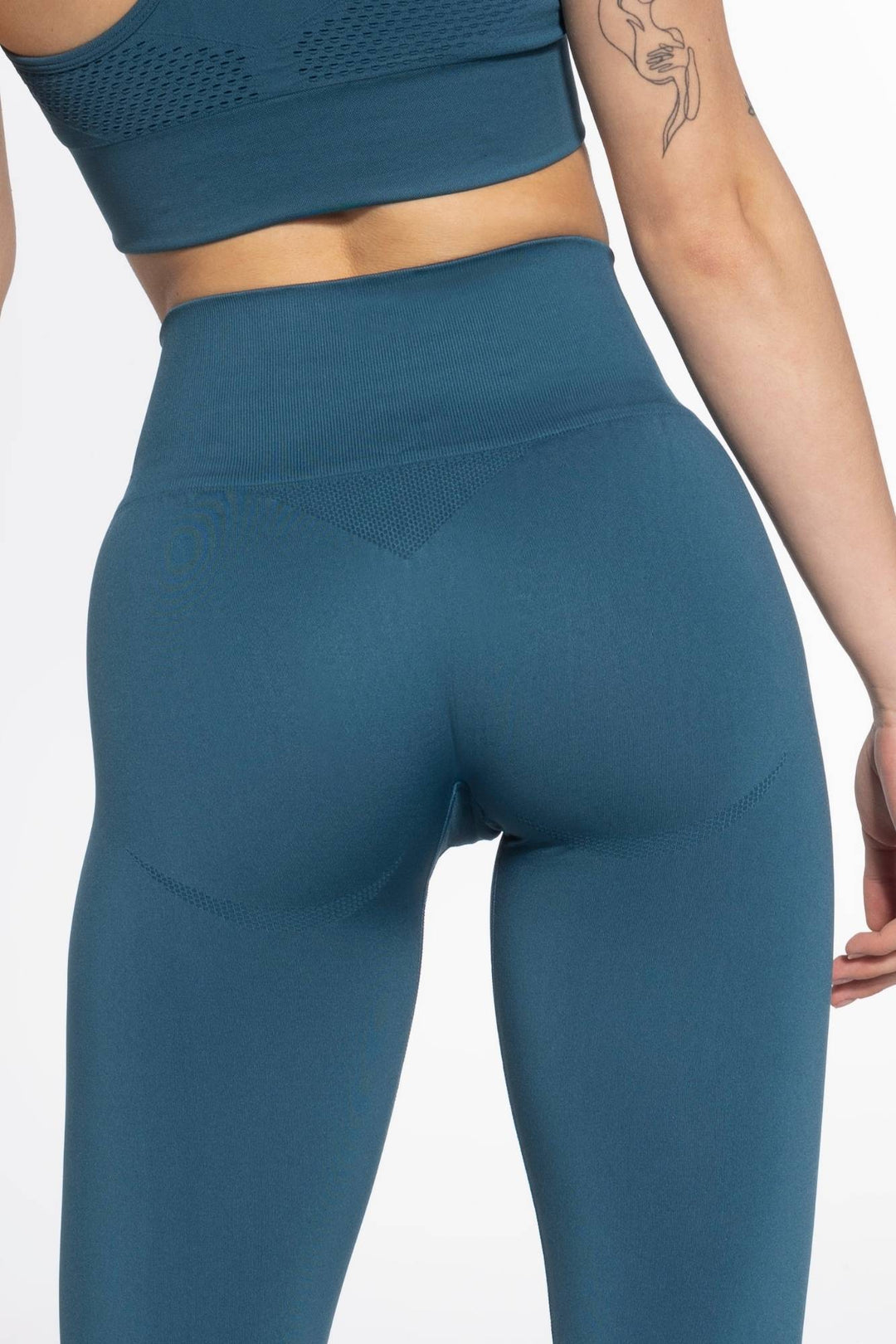 Back detail of GATTA Active Seamless Leggings noble green – ribbed texture and compression fit
