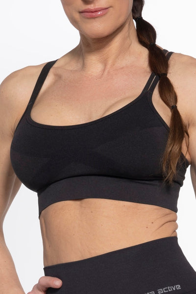 Close-up of seamless fabric and cup structure on Gatta Active bra in melange graphite
