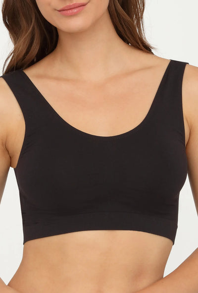 Gatta seamless sports top in black, front view with wide straps and a smooth scoop neck.