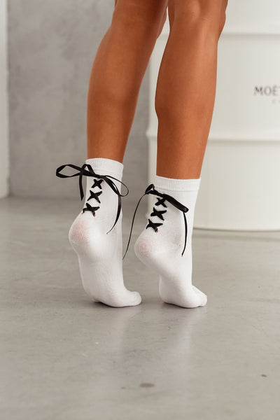 White lace-trim cotton socks – back view showing delicate lace edge and ribbon heel detail
