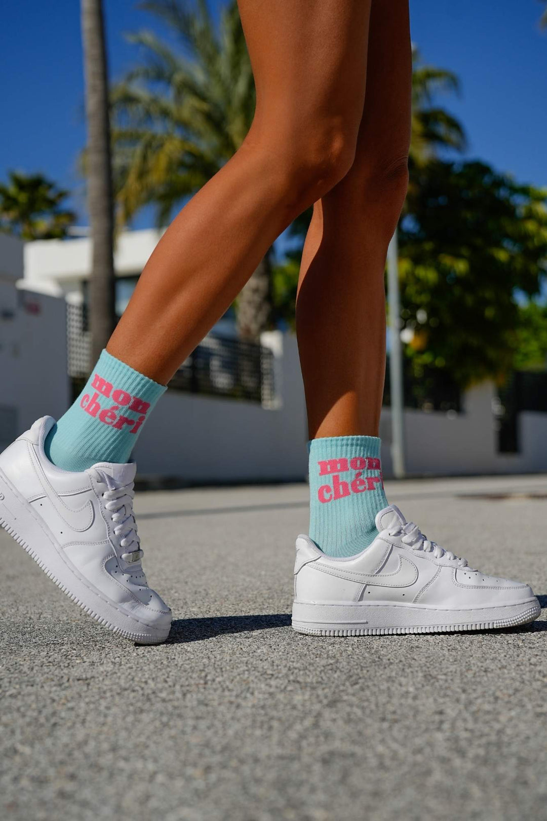 Light blue cotton socks with Mon Chéri text print – side view showing pattern and fit
