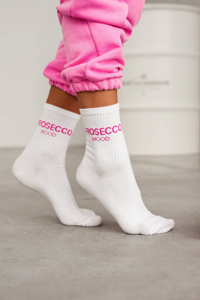 White and pink cotton socks with Prosecco Mood text print – side view showing pattern and fit
