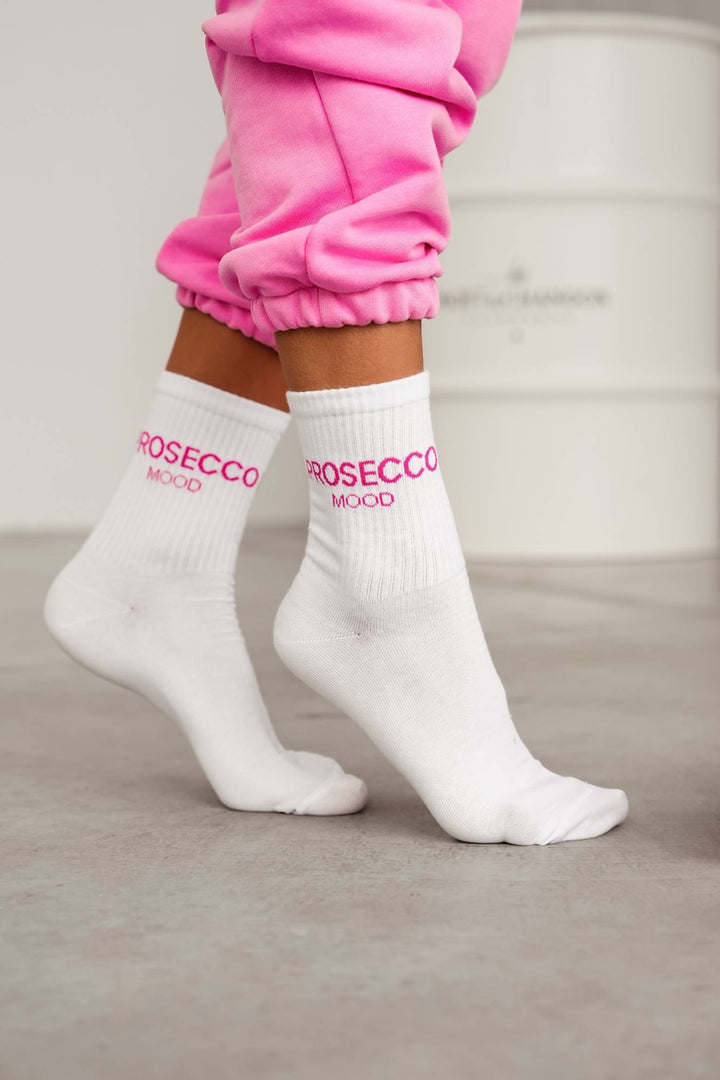White and pink cotton socks with Prosecco Mood text print – side view showing pattern and fit
