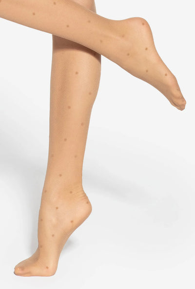 Gatta Funny tan dotted tights, close view of the lower leg and foot with pointed toes.