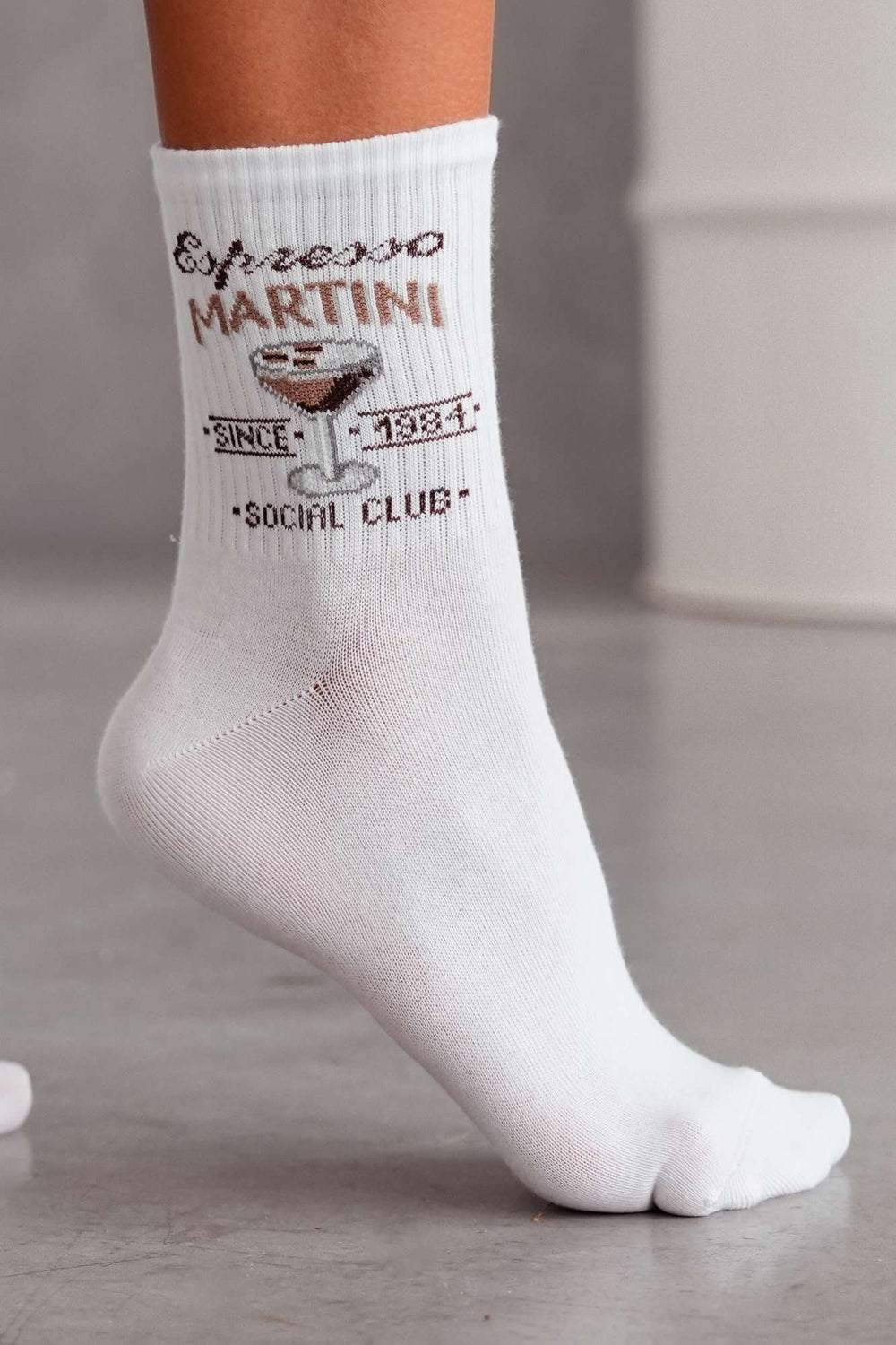 Close-up of Spanties Espresso Martini white cotton socks – espresso martini pattern detail
