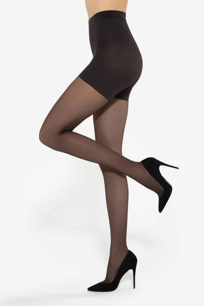 Gatta Bye Cellulite 20 DEN tights, side view with one leg raised and black court shoes.