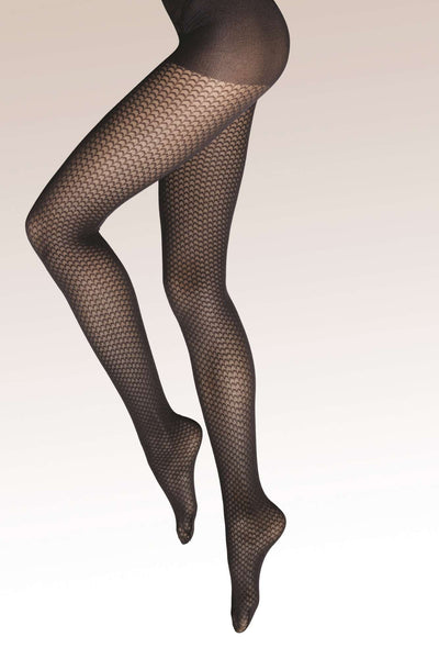 Gatta Lorien black patterned tights on pointed legs, showing the chevron mesh full length.