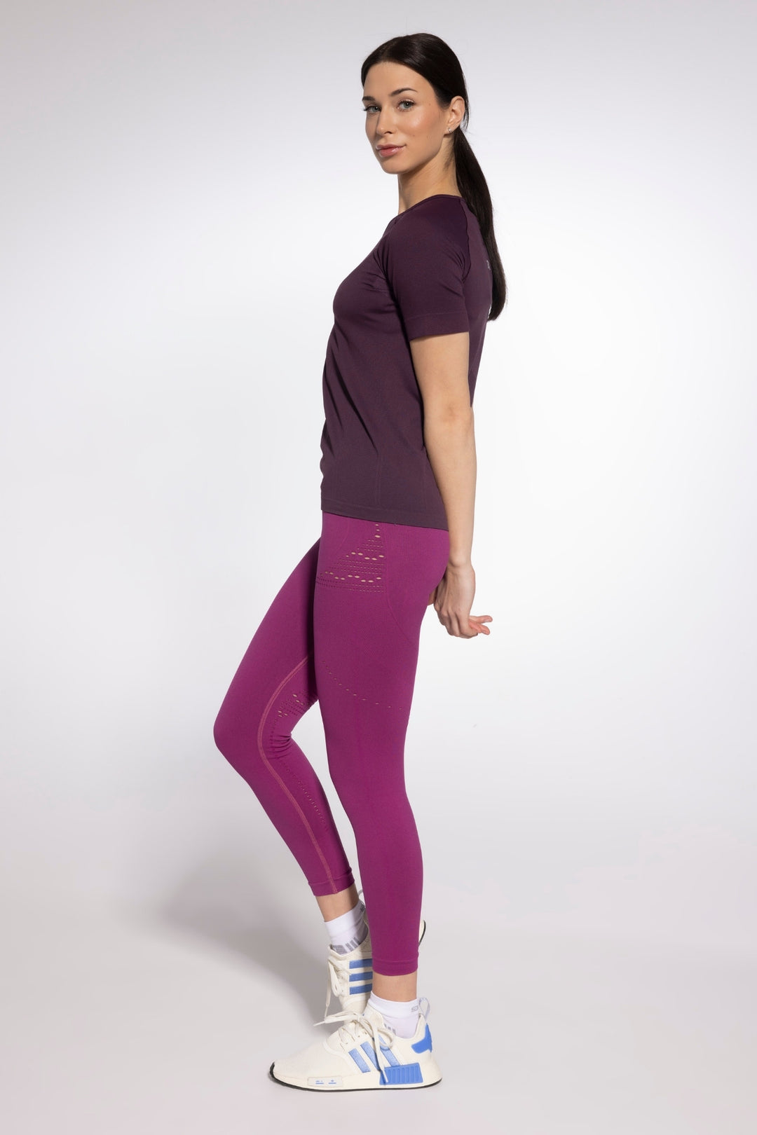 Prugna plum cooling gym T-shirt side view, slim fit silhouette
